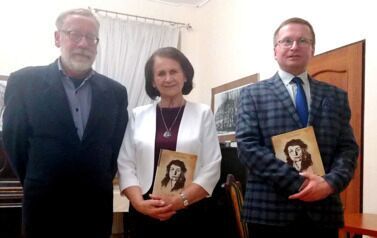 Zdjęcie z prawnukiem Aliny Prus-Krzemińskiej zrobione podczas promocji książki "Dzieła wybrane". Z lewej: prawnuk Aliny Prus-Krzemińskiej Maciej Zi&oacute;łkowski, z prawej: dyr. Muzeum Solca Rafał Kubiak.