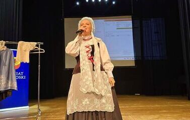 Monika Kochanowska w stroju pałuckim