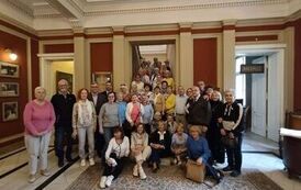 Zdjęcie grupowe w pięknych wnętrzach Pałacu Ostromecko