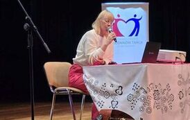 Prelegent_M.Żurańska-Wilkowska z lirą korbową