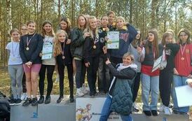 Obraz przedstawia tereny leśne na kt&oacute;rych znajduje się grupa os&oacute;b  stojących na podium