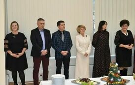 Zdjęcie przedstawia salę, na kt&oacute;rej znajduje się grupa os&oacute;b. 