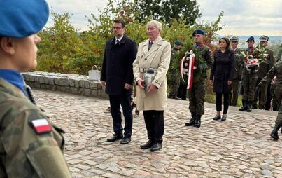 Zdjęcie do Wsp&oacute;lna pamięć i szacunek to najsilniejszy wyraz oddania hołdu ofiarom wojny.