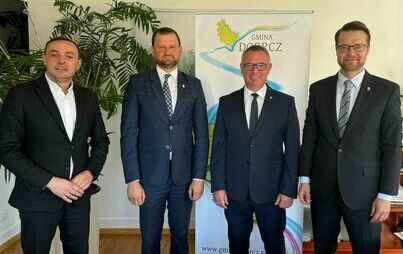 Zdjęcie do Starosta Bydgoski Piotr Kozłowski z wizytą w Dobrczu