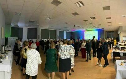 Zdjęcie do Pierwszy Gminny Bal Seniora w Białych Błotach &ndash; Wspaniała inicjatywa dla senior&oacute;w