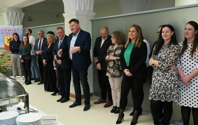 Zdjęcie do Starosta złożył życzenia swoim wsp&oacute;łpracownikom