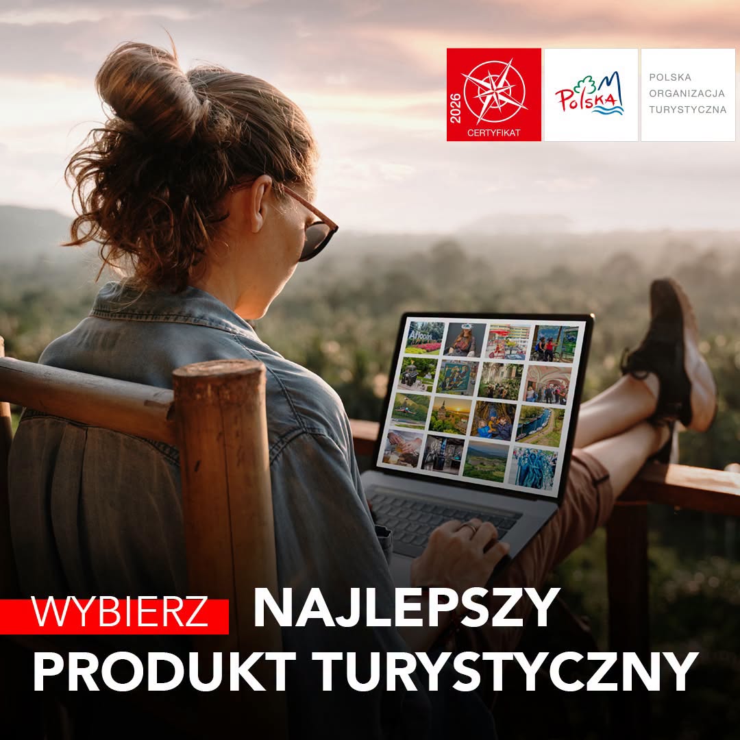 kobieta na&nbsp;komputerze, siedzi na&nbsp;fotelu, w&nbsp;tle krajobraz, napisy Polska Organizacja Turystyczna, plus loga