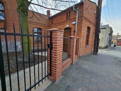 brama i wejście do szkoły z cegły